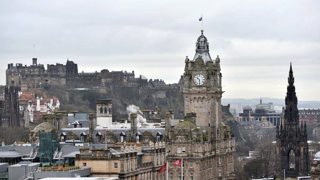 El fin de año escocés recibe el nombre de Hogmanay, una fiesta que se celebra durante 3 días. La celebración comienza el 30 de diciembre con un desfile de antorchas, que tiene su origen en las tradiciones vikingas. El día 31 por la noche las calles se llenan de música en la Street Party y se celebra el Ceilidh Under the Castle, en la que se pueden conocer las tradicionales danzas gaélicas.