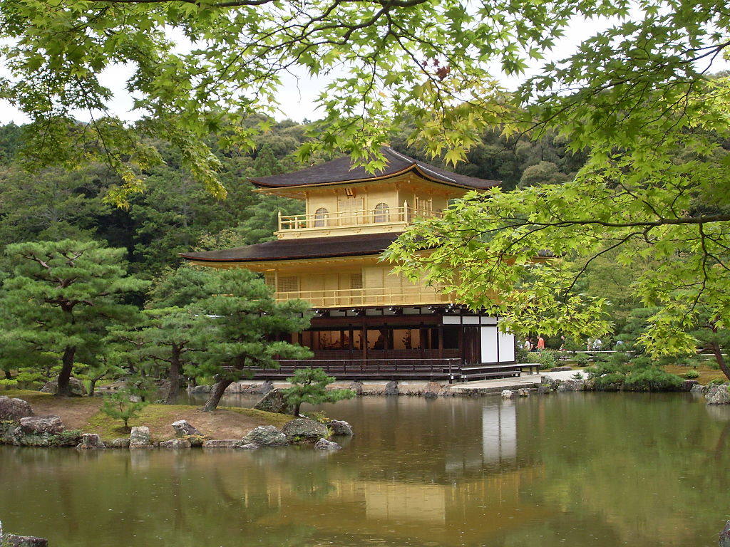 Durante la última noche del año, en Kioto y el resto de ciudades japonesas se hacen sonar las campanas de los templos budistas 108 veces, para purificarse y bendecir el año que comienza.