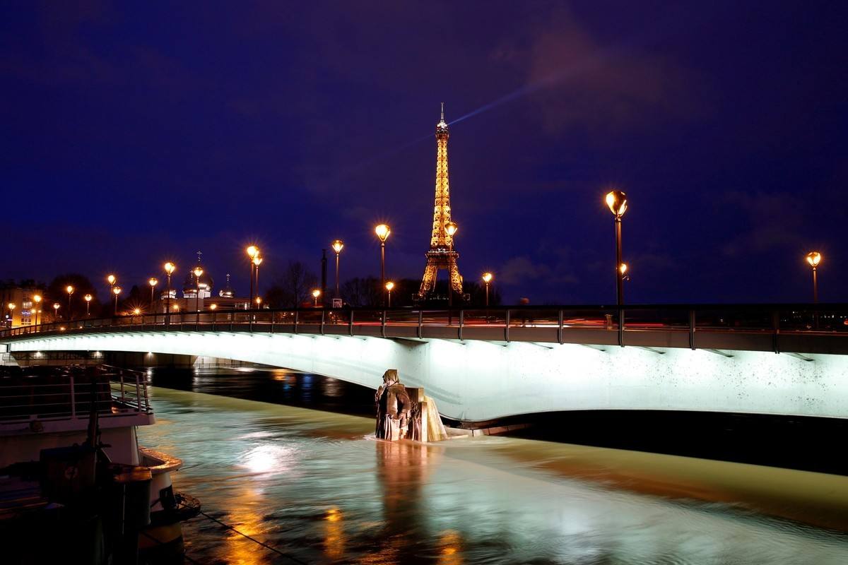 En París la Torre Eiffel es el centro de la Fiesta de San Silvestre, que brilla con un juego de luces y espectáculos. También se puede pasear por los Campos Elíseos brindando con champán y tomando ‘papillotes’, unos bombones de chocolate típicos cubiertos con un envoltorio brillante. 