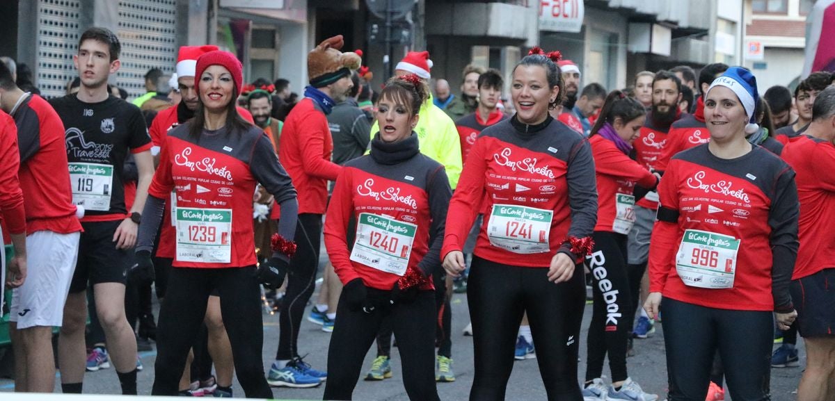 Cientos de leoneses se han calzado las zapatillas para correr la prueba larga de la San Silvestre de León en el último domingo del año.