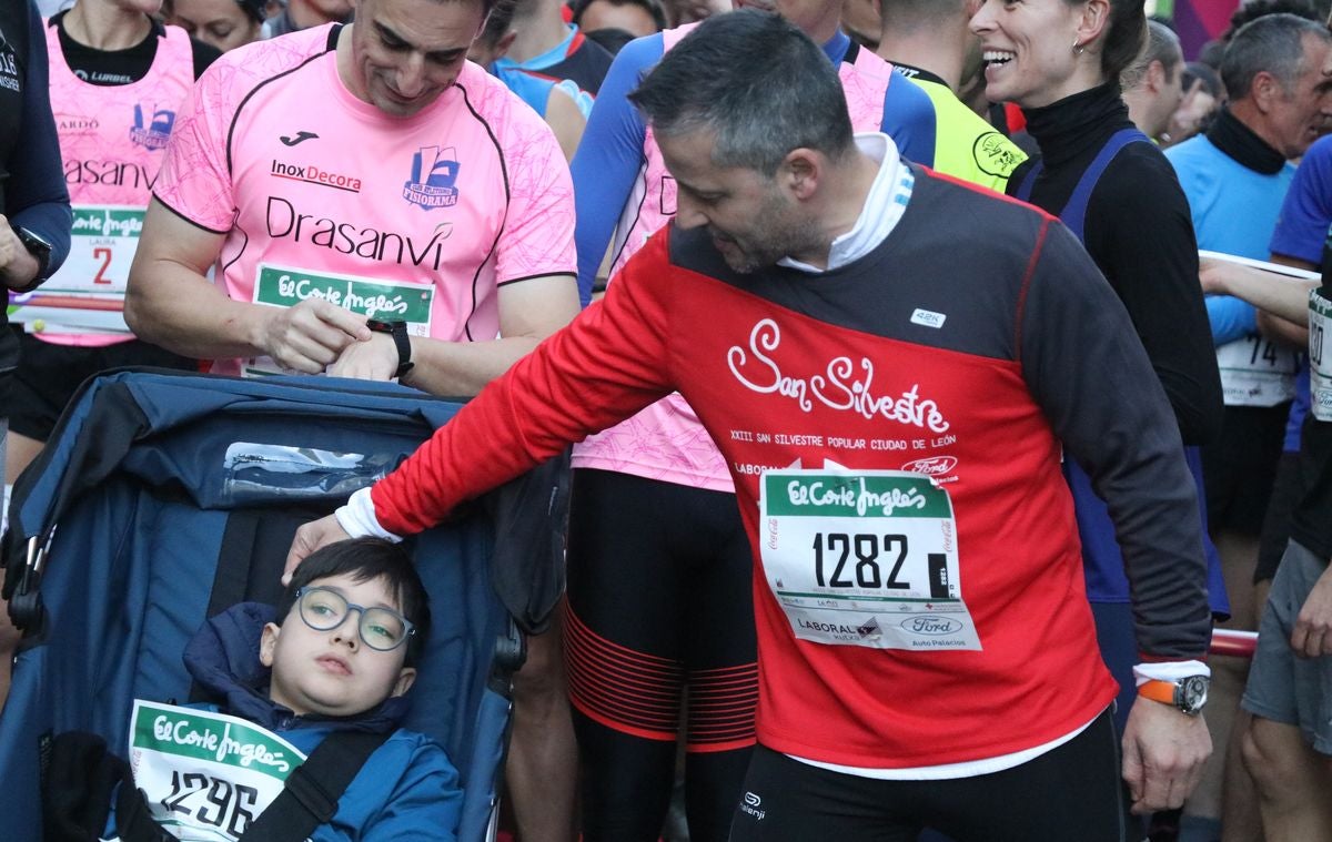 Cientos de leoneses se han calzado las zapatillas para correr la prueba larga de la San Silvestre de León en el último domingo del año.