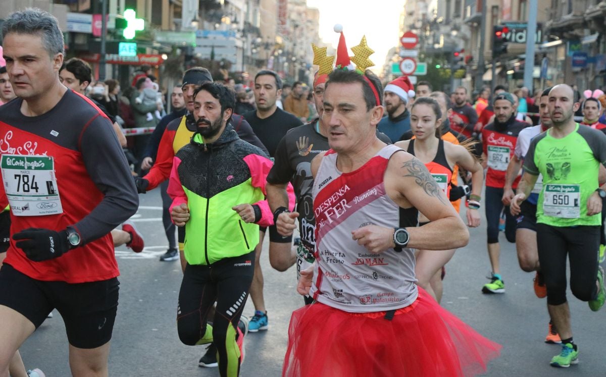 Cientos de leoneses se han calzado las zapatillas para correr la prueba larga de la San Silvestre de León en el último domingo del año.