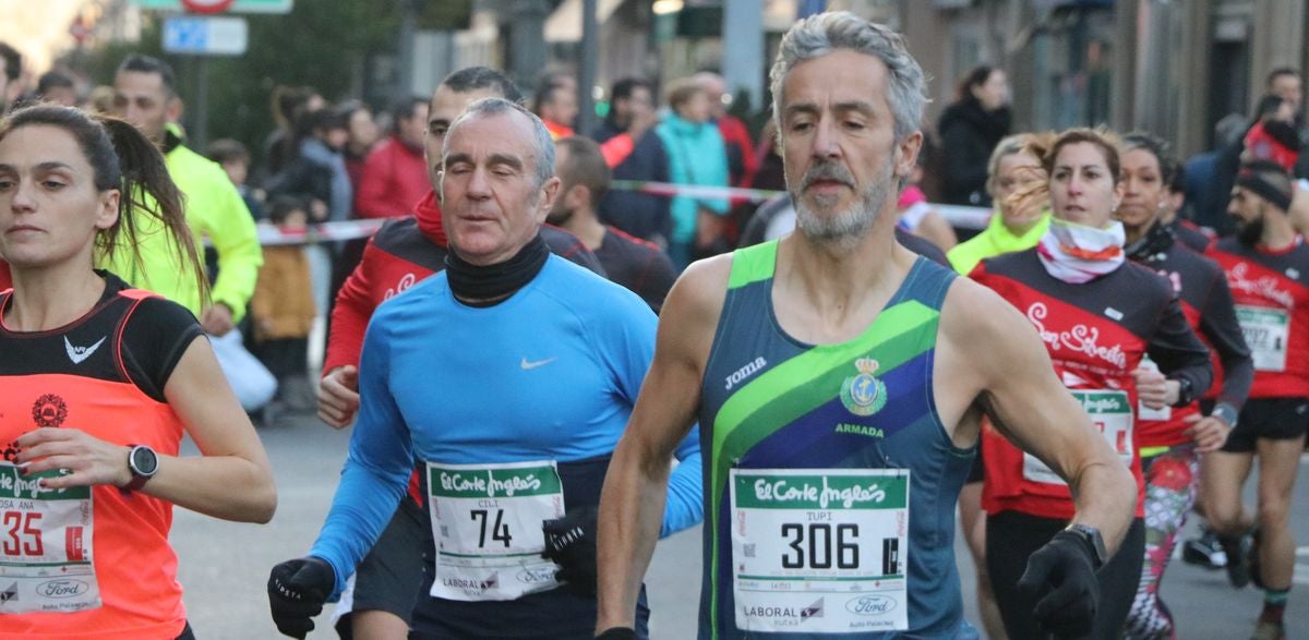 Cientos de leoneses se han calzado las zapatillas para correr la prueba larga de la San Silvestre de León en el último domingo del año.