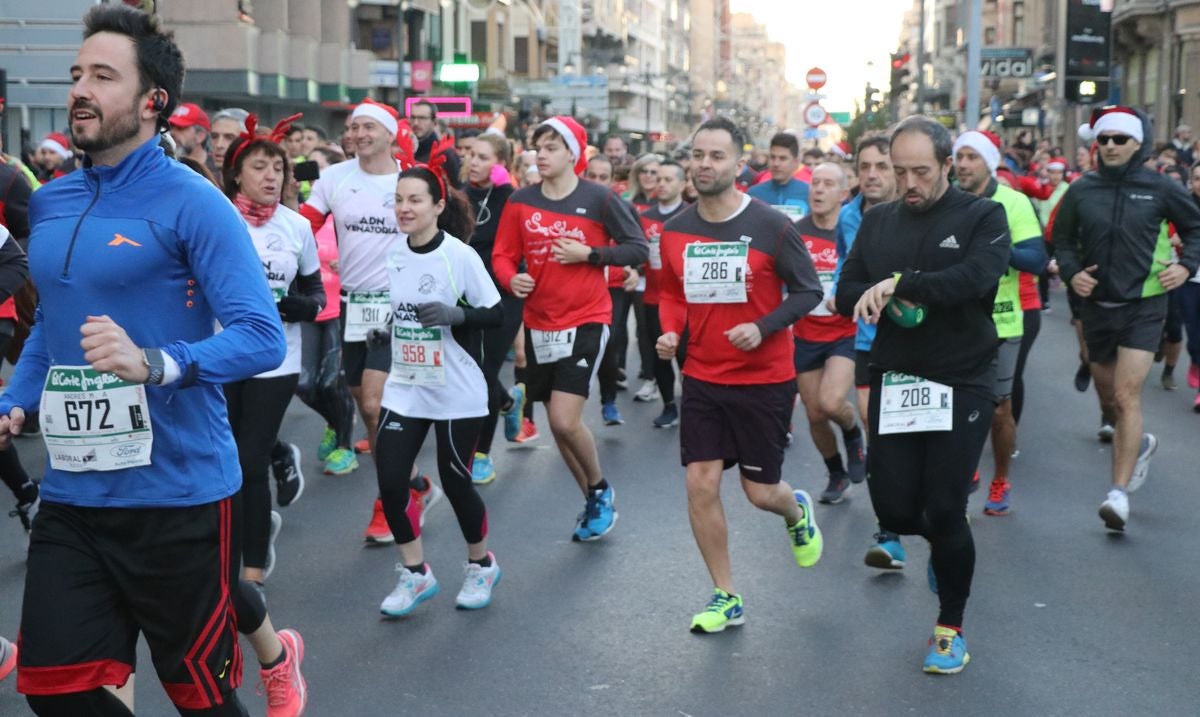 Cientos de leoneses se han calzado las zapatillas para correr la prueba larga de la San Silvestre de León en el último domingo del año.