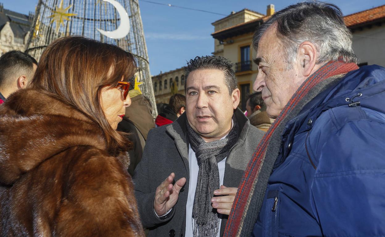 Luis Mariano Santos en la Plaza de San Marcelo. 