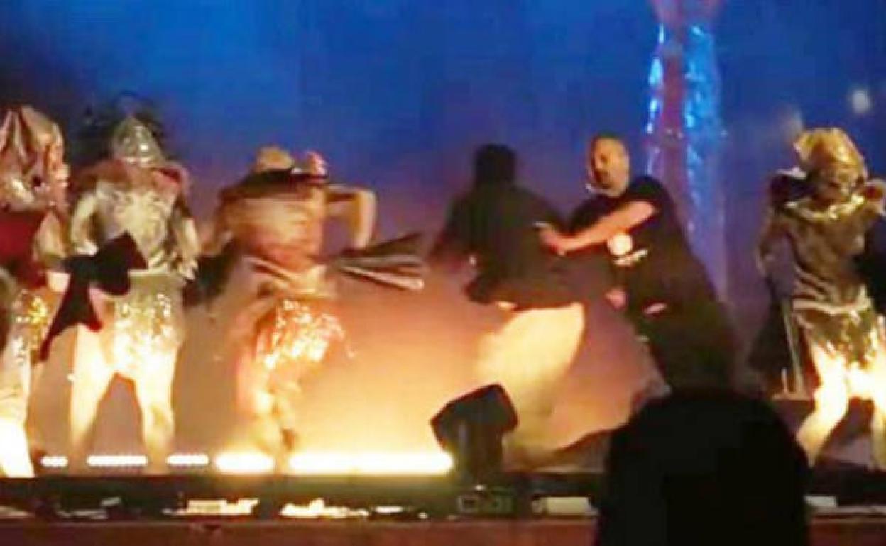 Momento del ataque a los actores con un cuchillo.