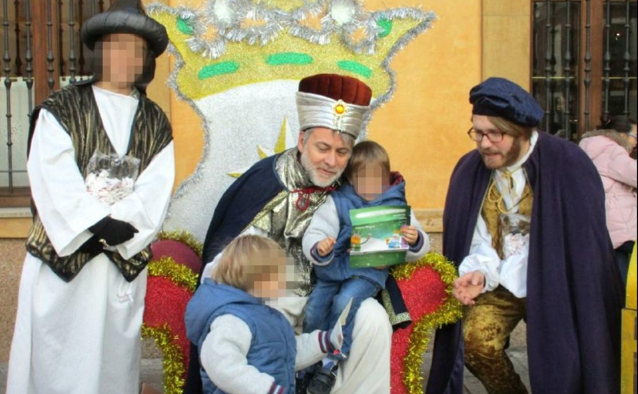 Los carteros reales visitan los barrios de León para recoger las cartas a los Reyes Magos