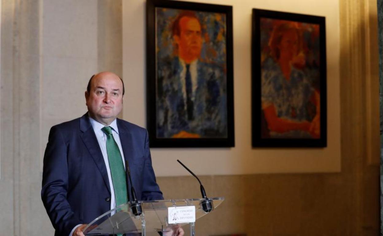 El presidente del PNV, Andoni Ortuzar (d).