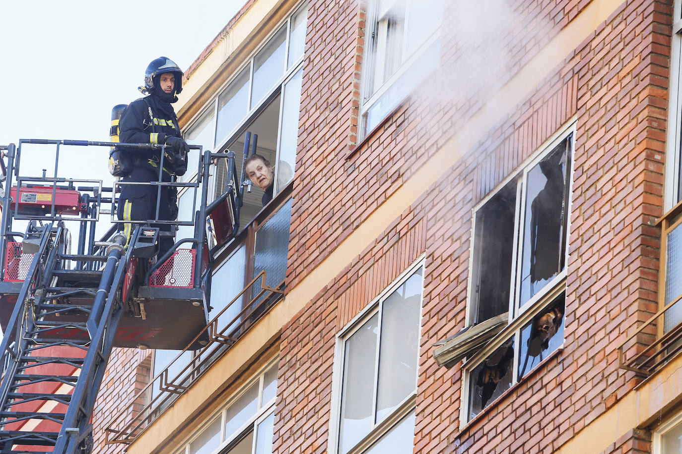 Desalojan un edificio tras un grave incendio en un piso en León capital