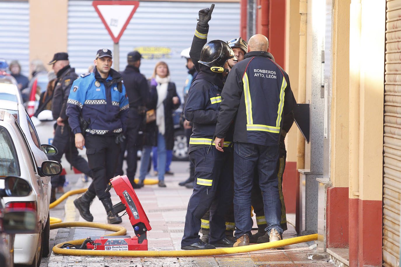 Desalojan un edificio tras un grave incendio en un piso en León capital