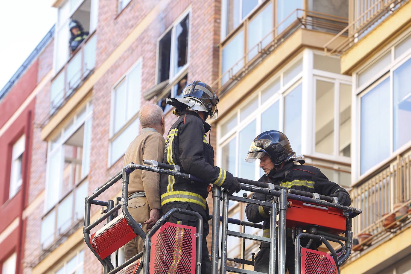 Desalojan un edificio tras un grave incendio en un piso en León capital