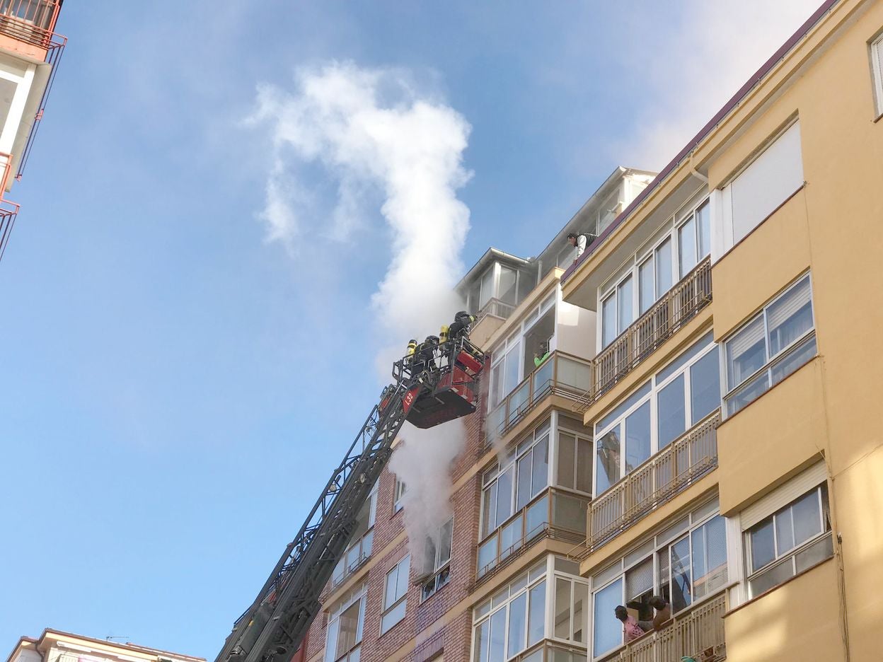 Desalojan un edificio tras un grave incendio en un piso en León capital