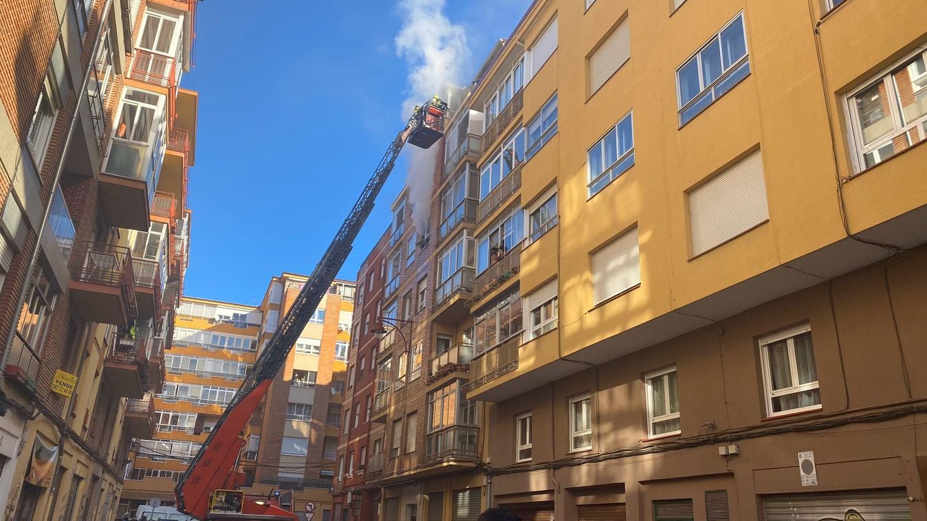 Desalojan un edificio tras un grave incendio en un piso en León capital