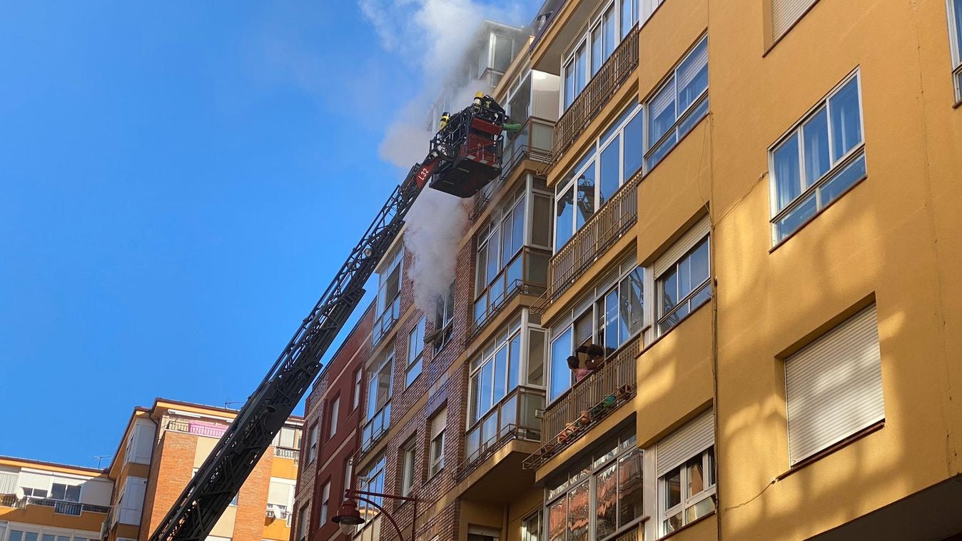 Desalojan un edificio tras un grave incendio en un piso en León capital