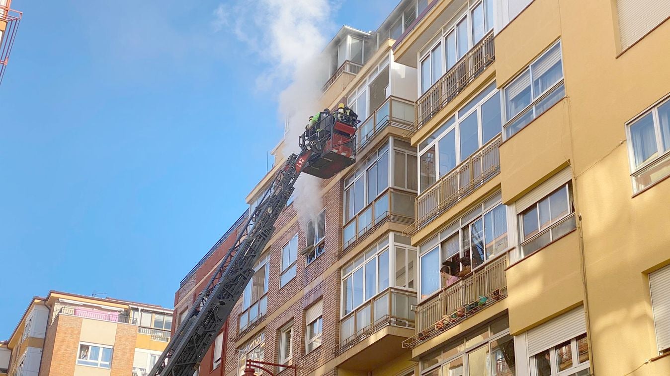 Desalojan un edificio tras un grave incendio en un piso en León capital