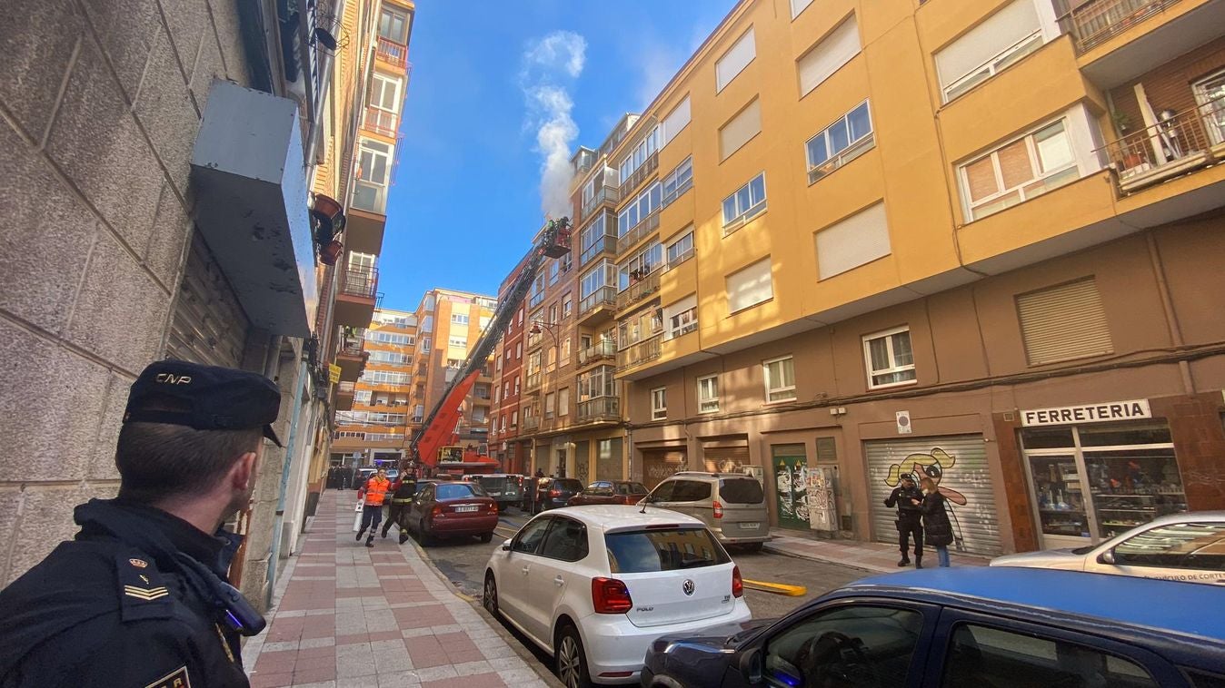 Desalojan un edificio tras un grave incendio en un piso en León capital