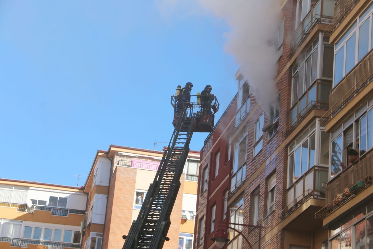 Desalojan un edificio tras un grave incendio en un piso en León capital