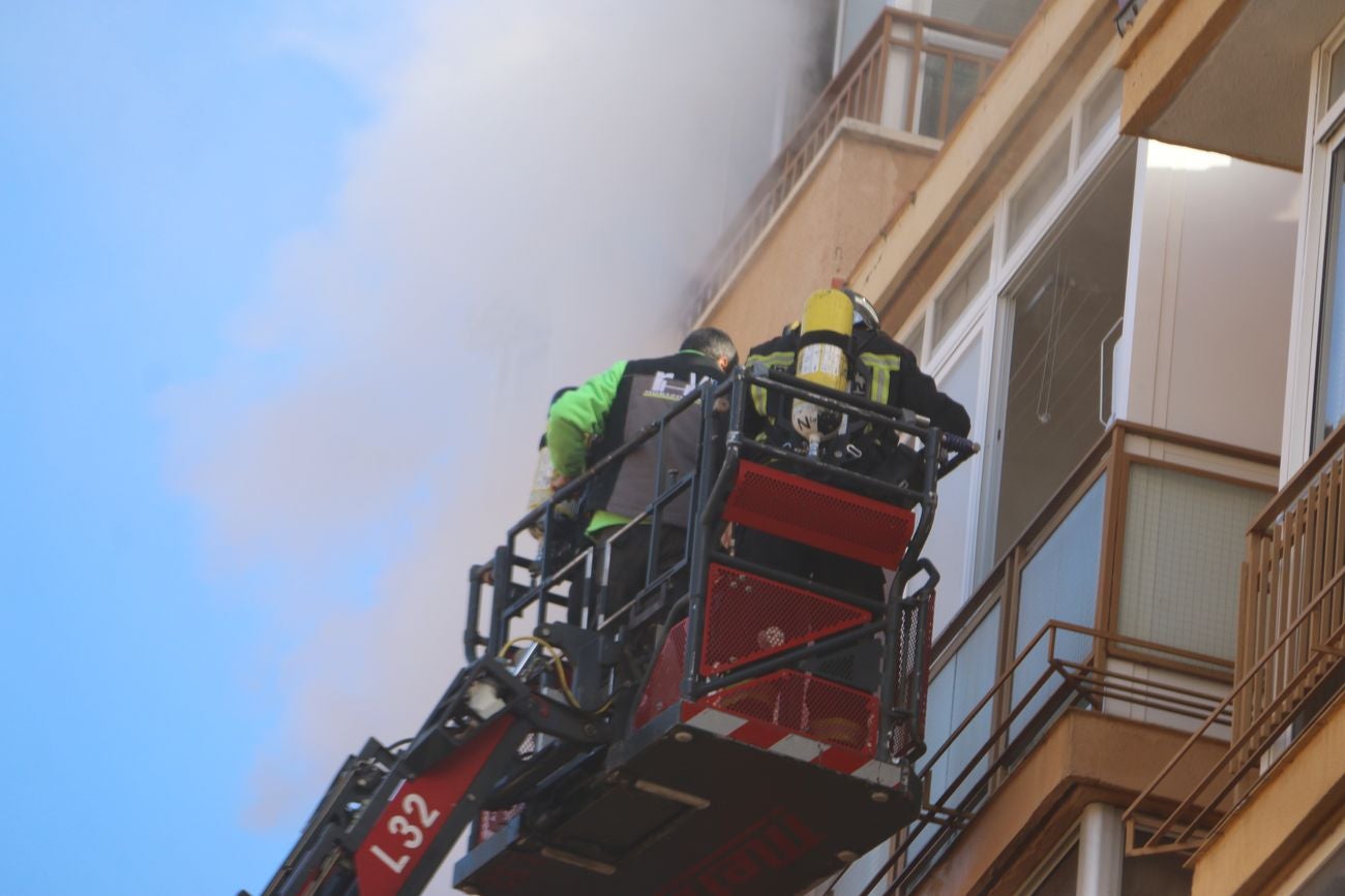 Desalojan un edificio tras un grave incendio en un piso en León capital