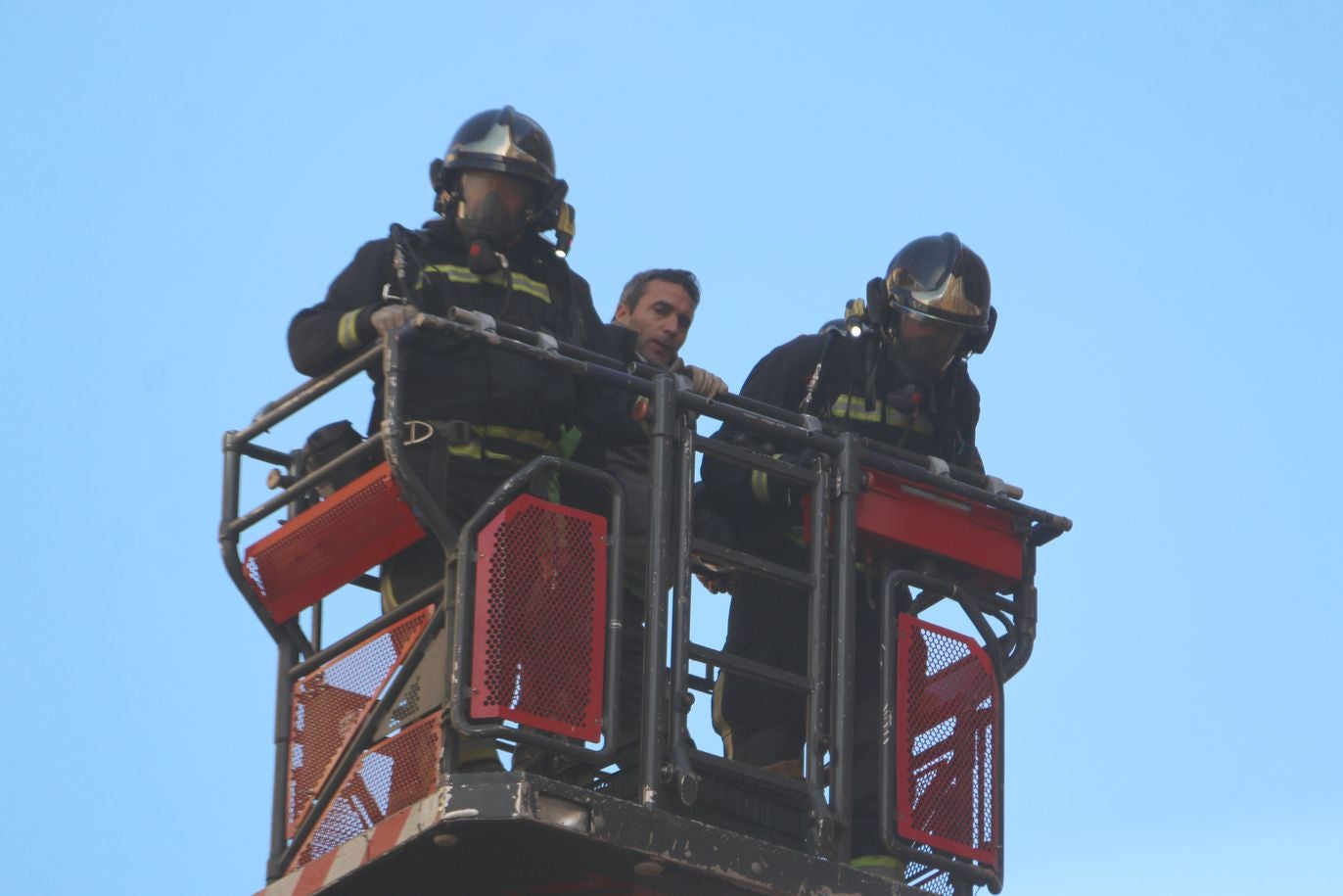 Desalojan un edificio tras un grave incendio en un piso en León capital