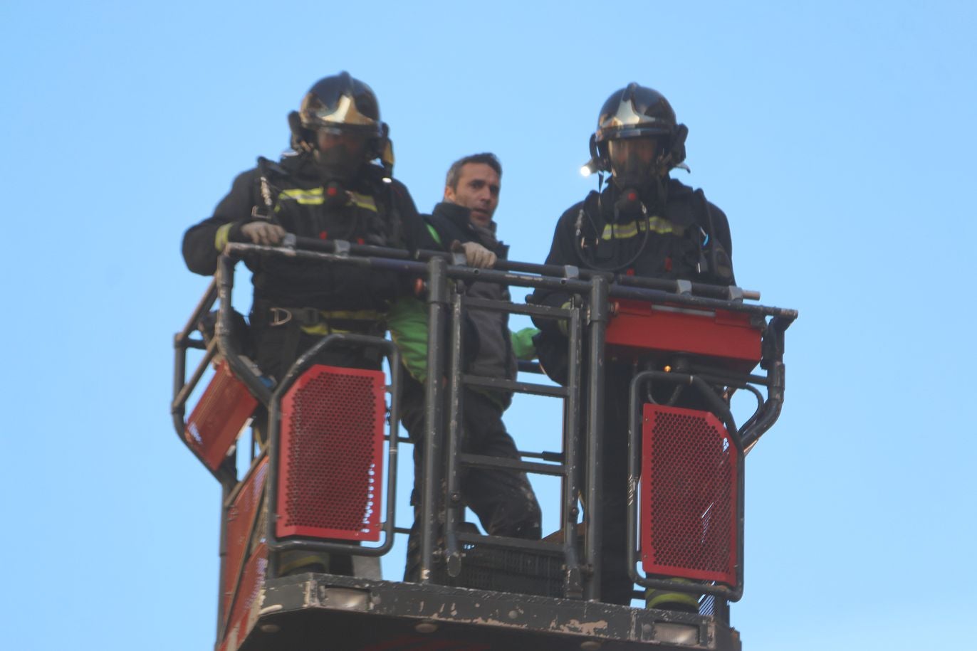 Desalojan un edificio tras un grave incendio en un piso en León capital