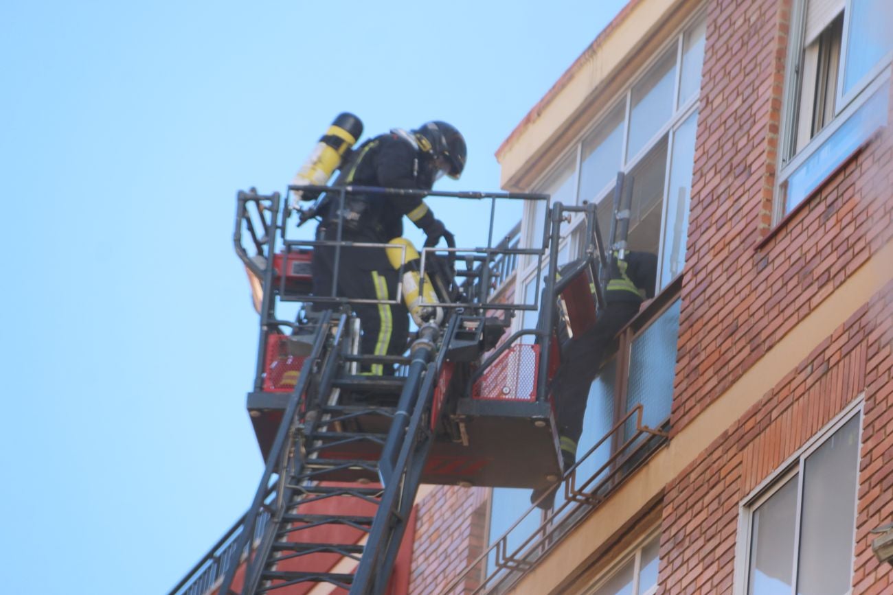 Desalojan un edificio tras un grave incendio en un piso en León capital