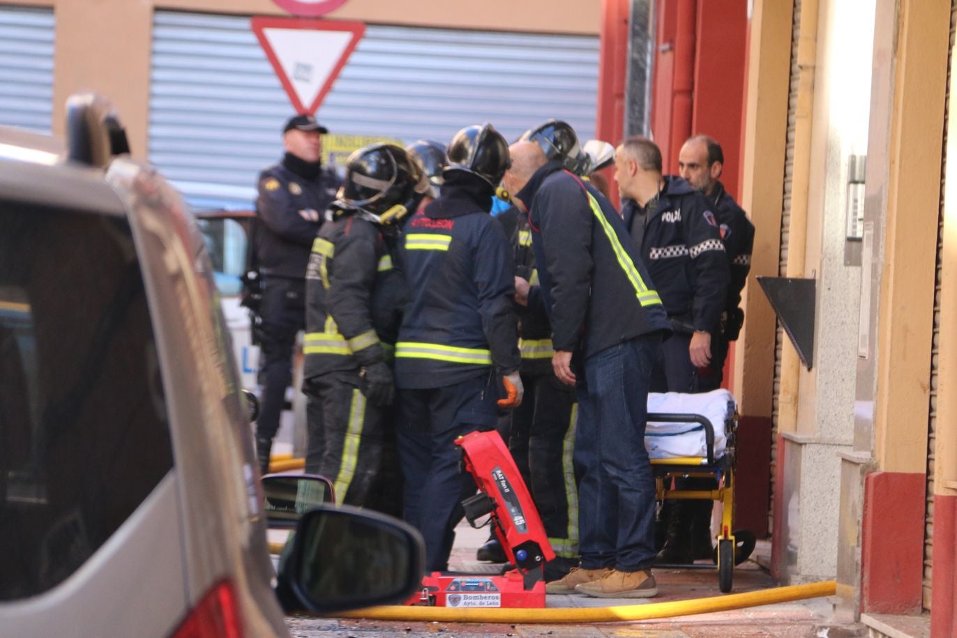 Desalojan un edificio tras un grave incendio en un piso en León capital