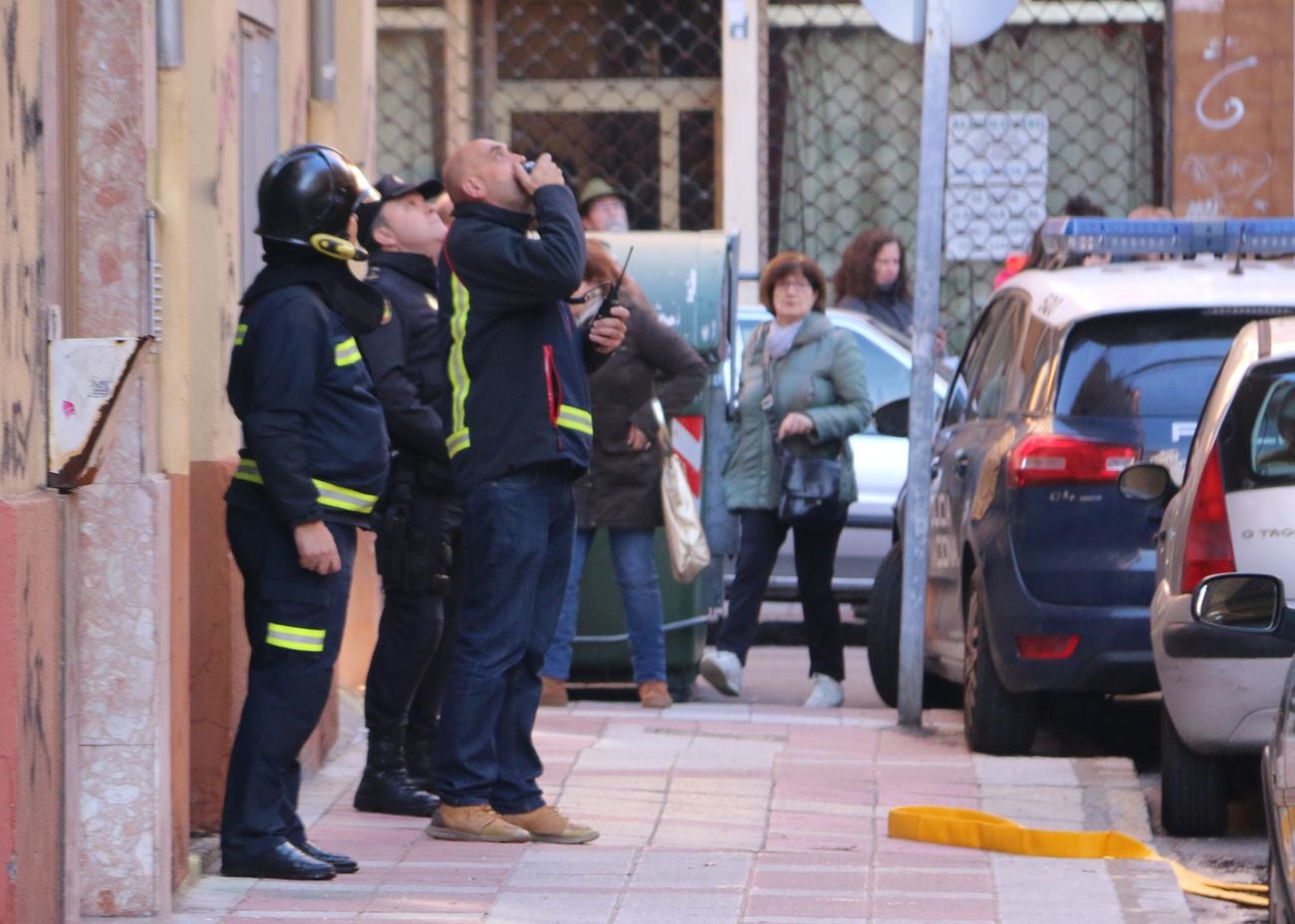 Desalojan un edificio tras un grave incendio en un piso en León capital