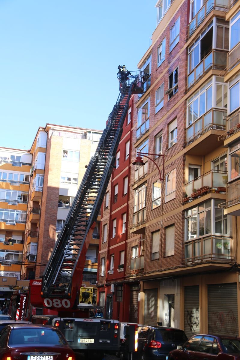 Desalojan un edificio tras un grave incendio en un piso en León capital