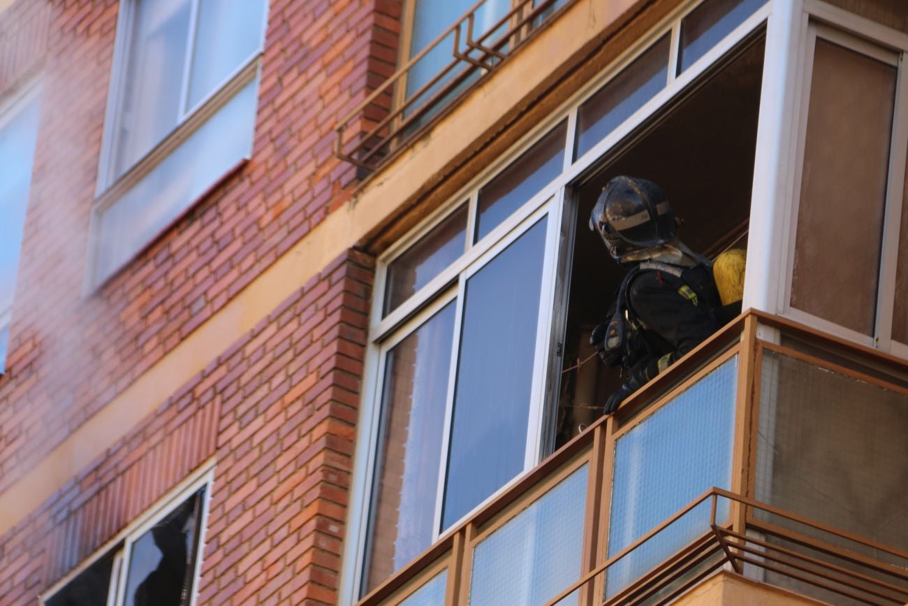 Desalojan un edificio tras un grave incendio en un piso en León capital