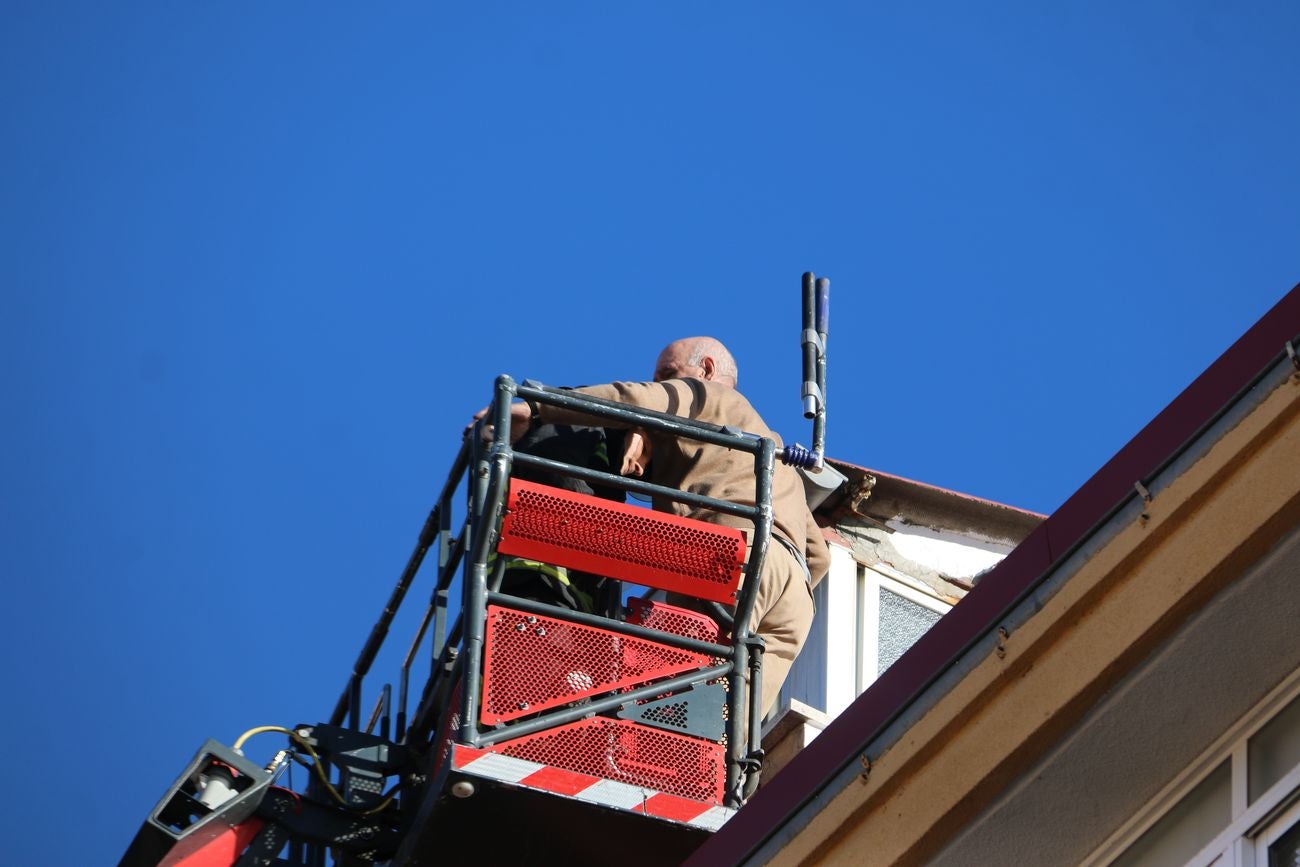 Desalojan un edificio tras un grave incendio en un piso en León capital