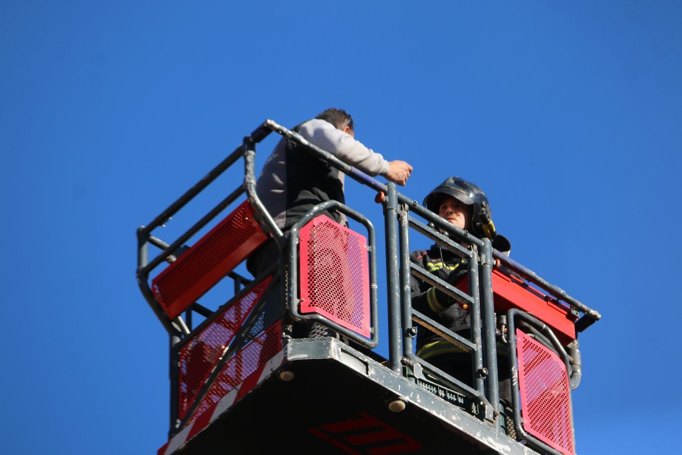 Desalojan un edificio tras un grave incendio en un piso en León capital