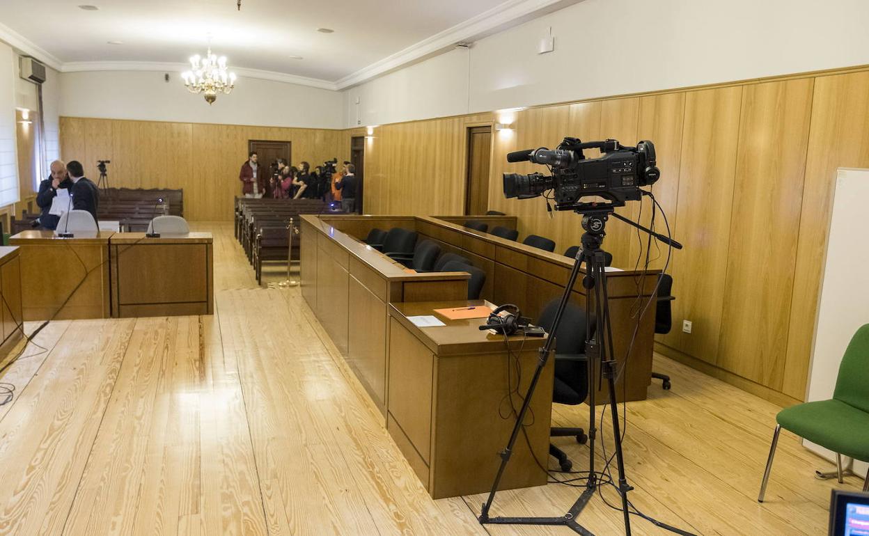 Sala del Jurado de la Audiencia de Valladolid, con el estrado especial donde se ubica el tribunal popular (a la derecha).