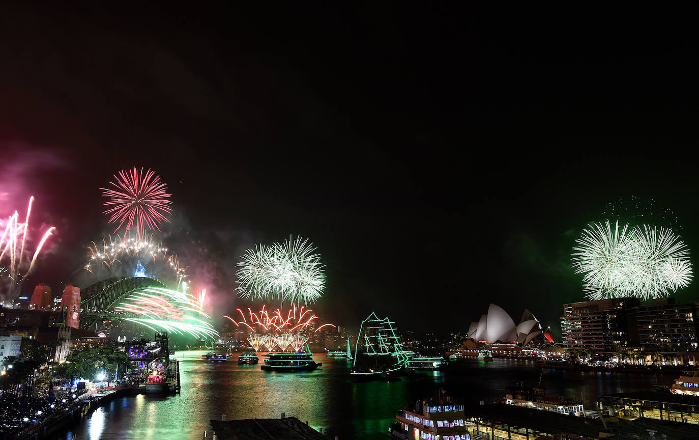 Tradicional espectáculo de fuegos artificiales en el puerto de Sídney.