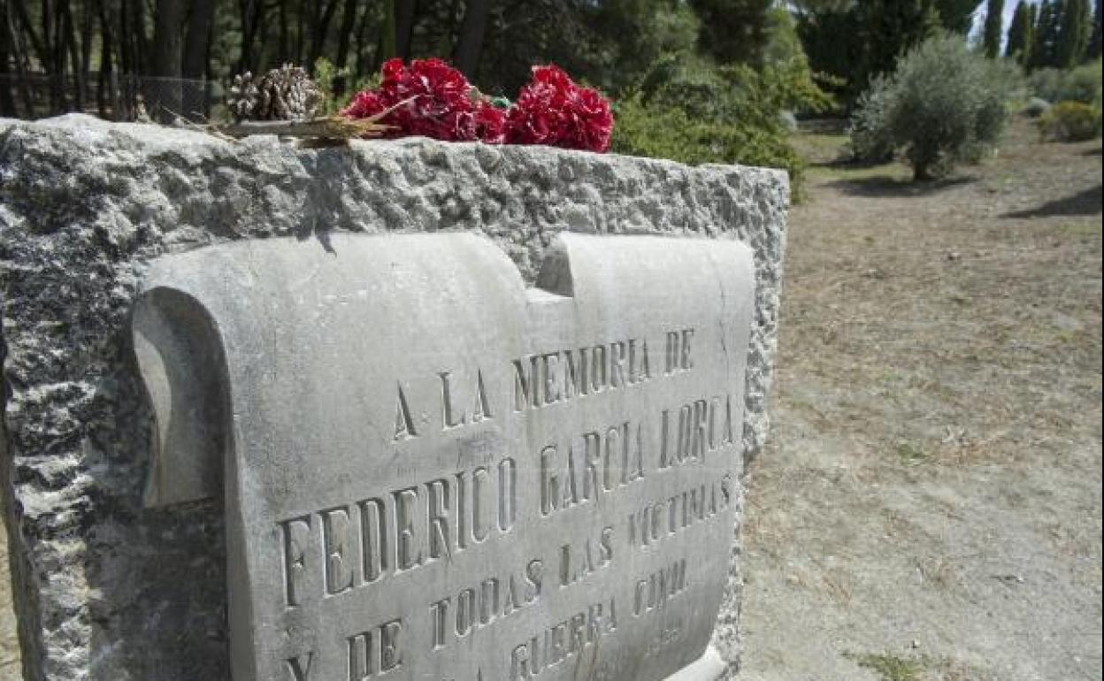 Piden reactivar la búsqueda de García Lorca por unos huesos hallados en 1986
