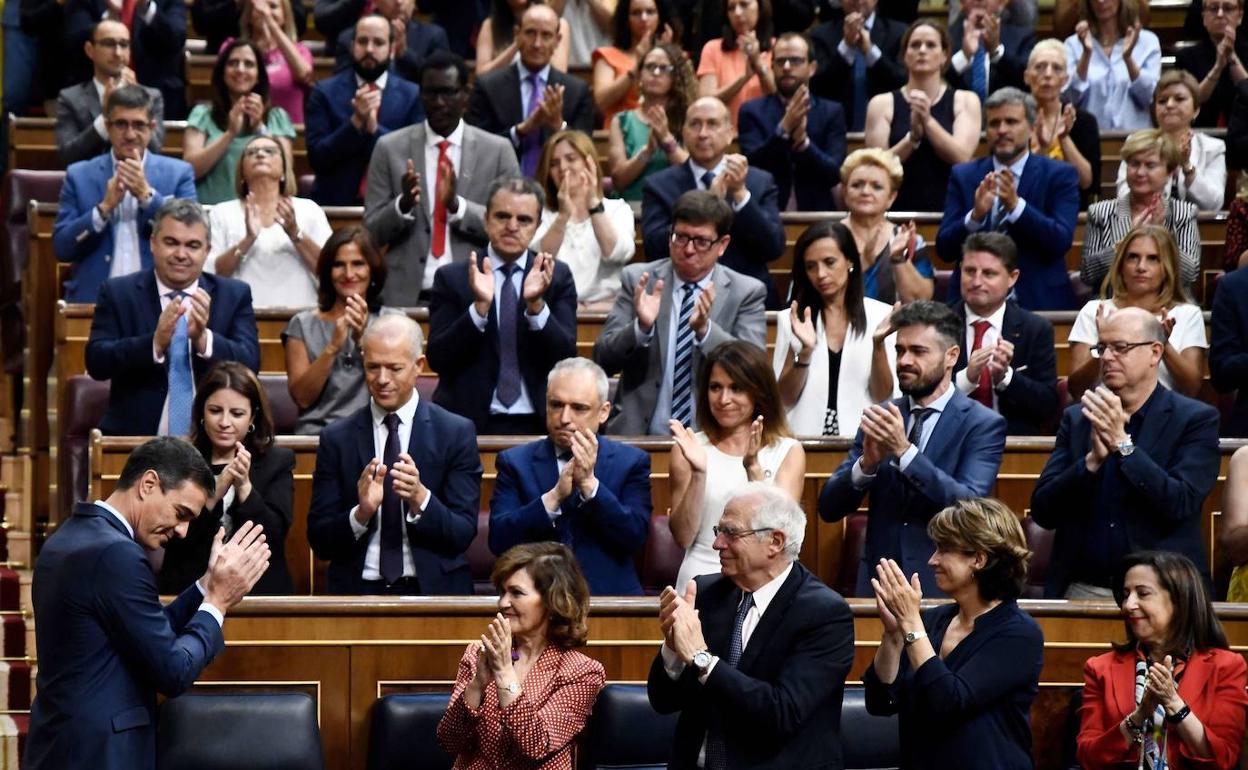 Sánchez recibe la ovación del grupo socialista tras el discurso de su investidura fallida en julio de 2019.