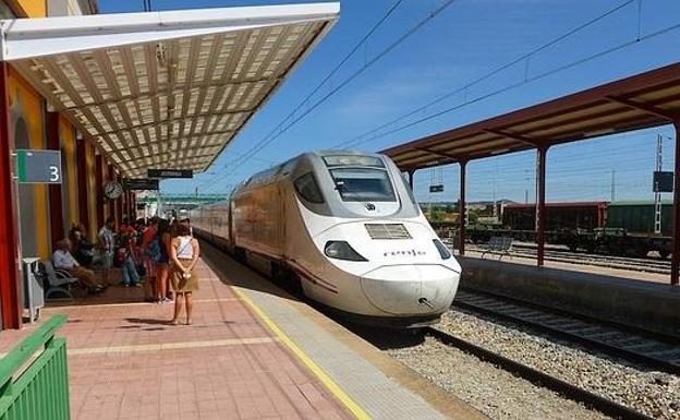 Renfe garantiza la venta de billetes en las estaciones de tren con al menos 100 viajeros