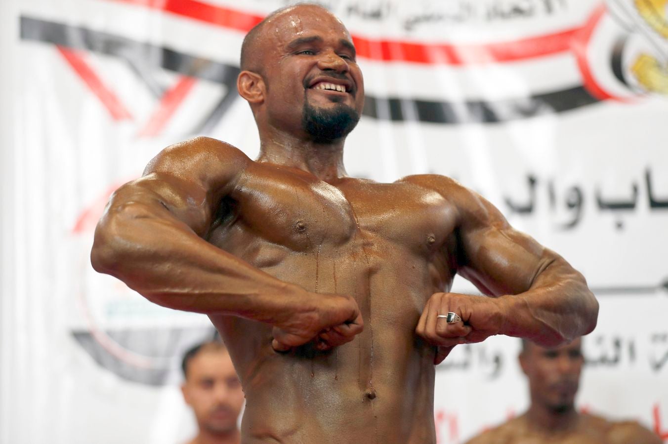 Los culturistas yemeníes flexionan sus músculos durante un campeonato de culturismo en Sana'a, Yemen. Más de 50 culturistas de la mayoría de las provincias del Yemen asolado por la guerra participaron en la competencia local organizada por la Federación Yemení de Culturismo en Sana'a.