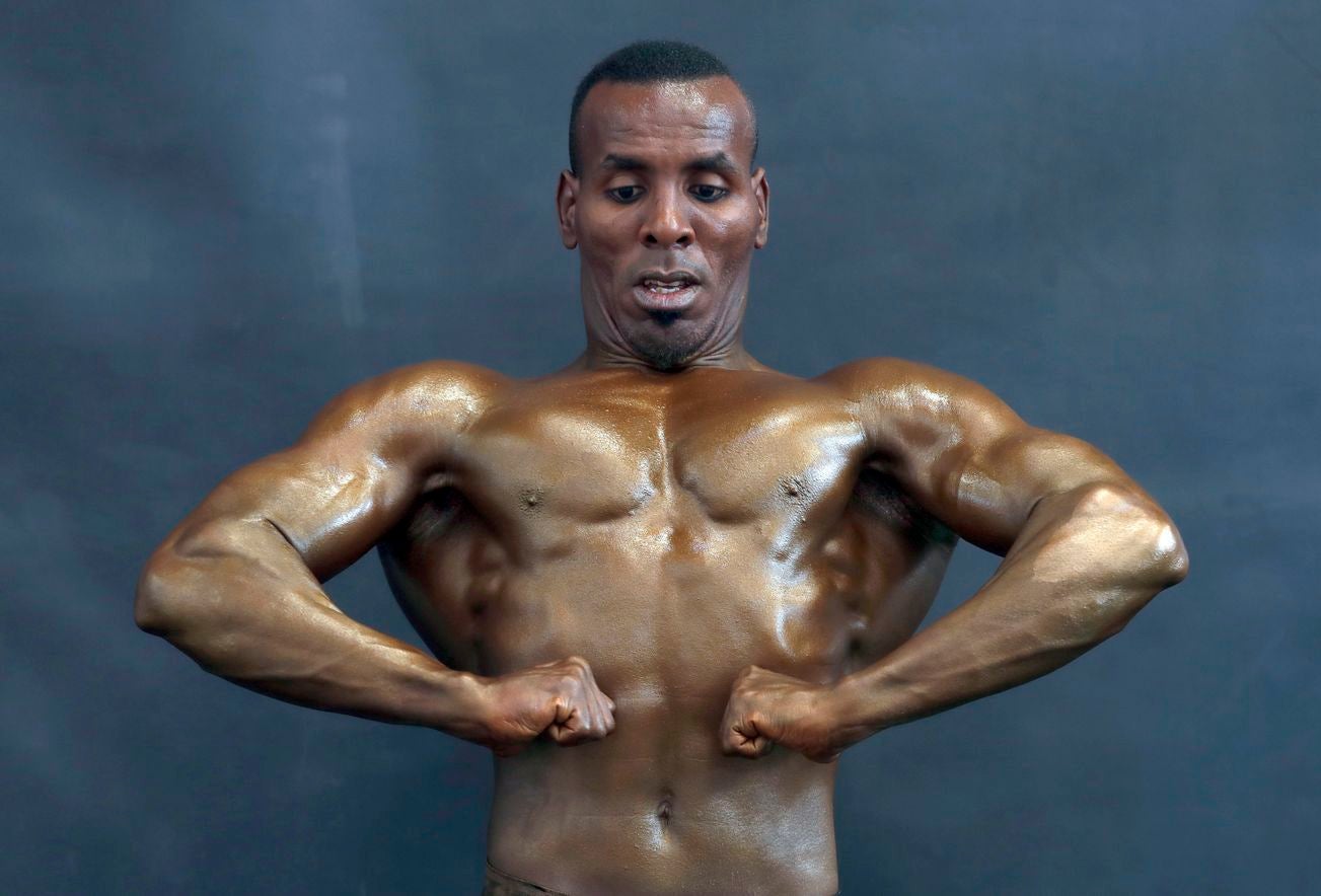 Los culturistas yemeníes flexionan sus músculos durante un campeonato de culturismo en Sana'a, Yemen. Más de 50 culturistas de la mayoría de las provincias del Yemen asolado por la guerra participaron en la competencia local organizada por la Federación Yemení de Culturismo en Sana'a.