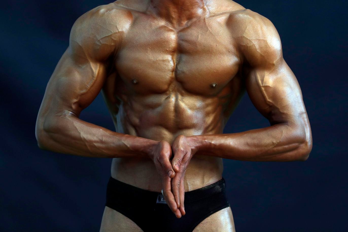 Los culturistas yemeníes flexionan sus músculos durante un campeonato de culturismo en Sana'a, Yemen. Más de 50 culturistas de la mayoría de las provincias del Yemen asolado por la guerra participaron en la competencia local organizada por la Federación Yemení de Culturismo en Sana'a.