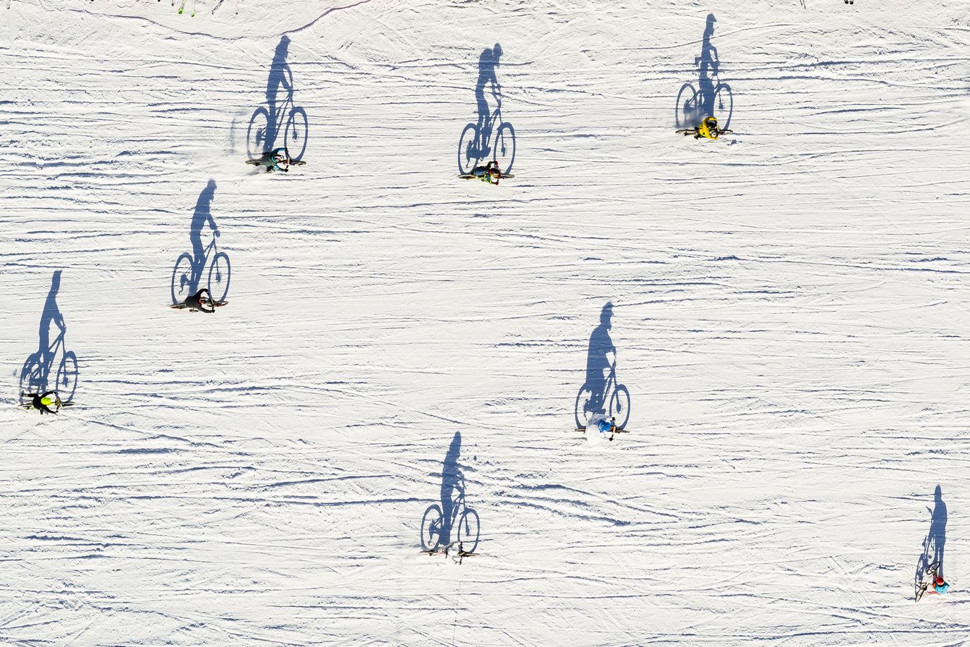 Fotografía realizada por un dron que muestra a varios ciclistas participando en la San Silvestre por la nieve en la estación de esquí de Villars-Sur-Ollon, Suiza.