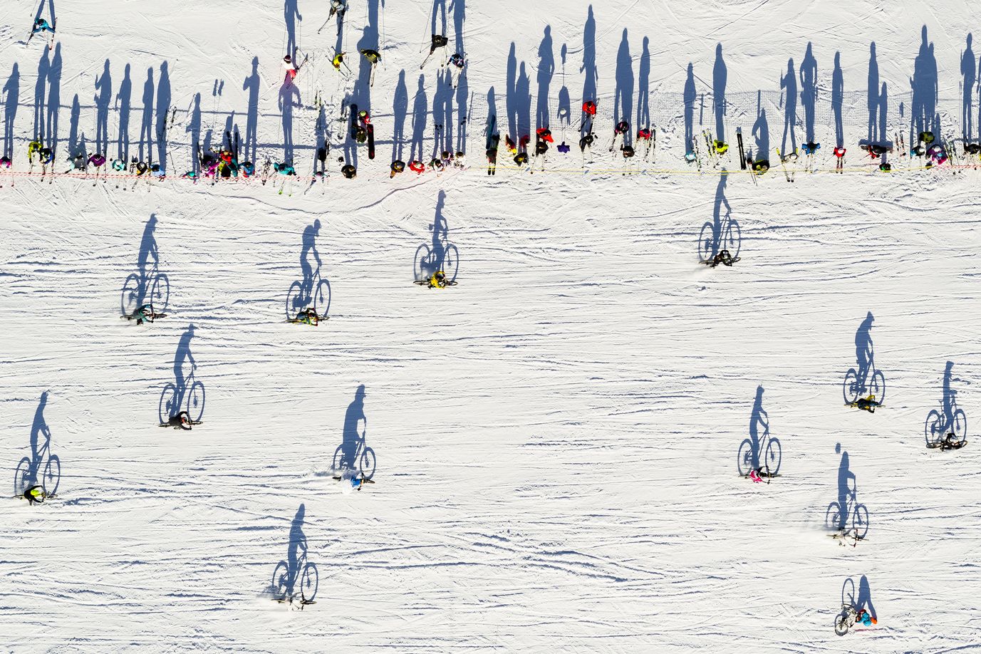 Fotografía realizada por un dron que muestra a varios ciclistas participando en la San Silvestre por la nieve en la estación de esquí de Villars-Sur-Ollon, Suiza.