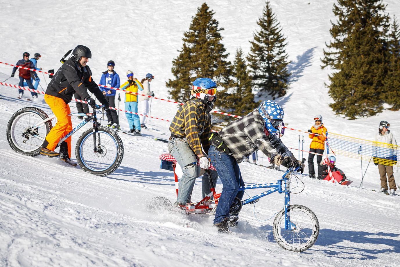 Fotografía realizada por un dron que muestra a varios ciclistas participando en la San Silvestre por la nieve en la estación de esquí de Villars-Sur-Ollon, Suiza.