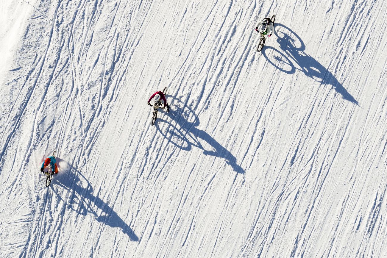 Fotografía realizada por un dron que muestra a varios ciclistas participando en la San Silvestre por la nieve en la estación de esquí de Villars-Sur-Ollon, Suiza.