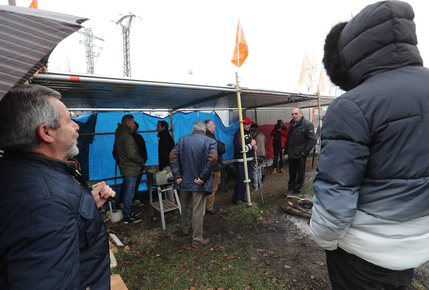 Fotos: Concentración de los empleados de la limpieza industrial en la central de Compostilla