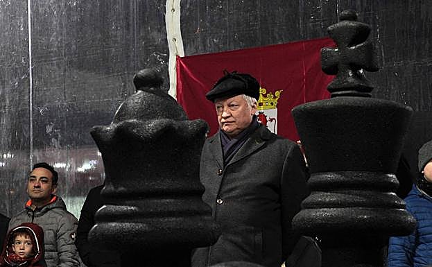 Galería. Karpov, en la carpa con el ajedrez gigante.