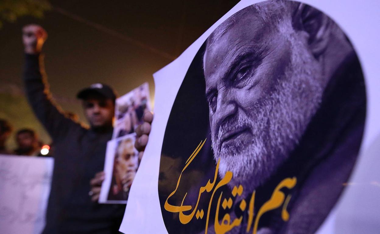 Cartel el protesta por el general Suleimani.