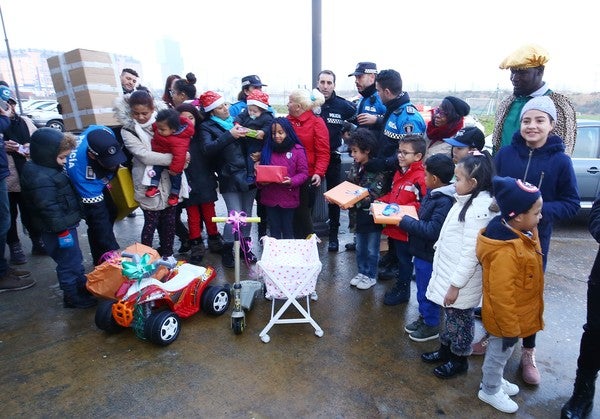 Los agentes de la Policía Local se adelantaron a los Reyes Magos para llevar al ilusión a los más pequeños. 