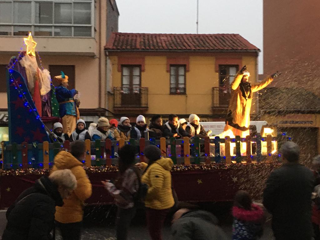 La cabalgata de los pajes reales, que han estado acompañados por asociaciones y peñas del municipio, ha partido de la Casa de Cultura de Pinilla.