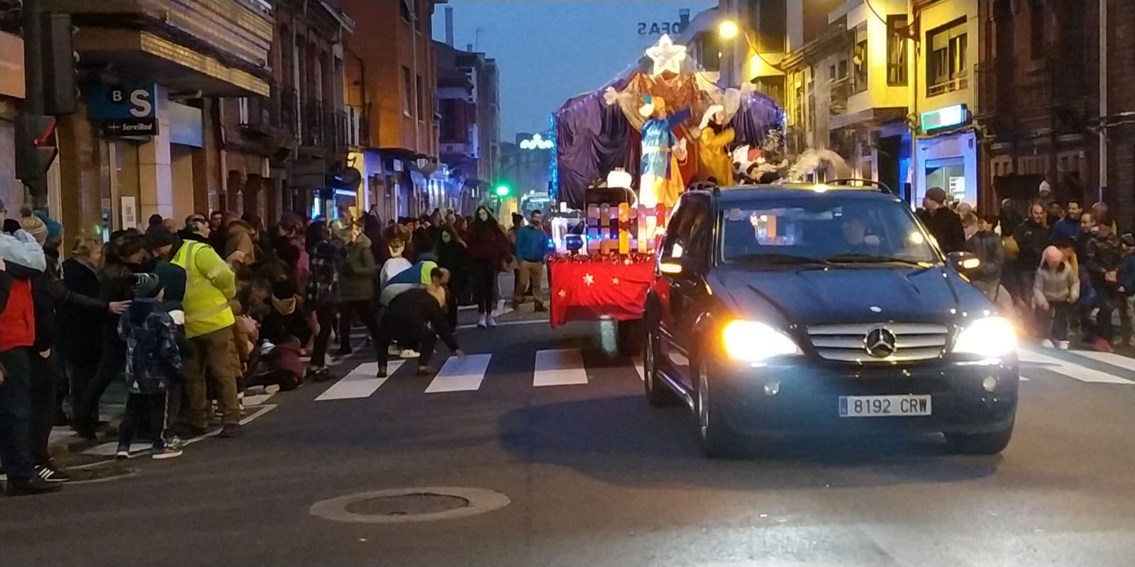 La cabalgata de los pajes reales, que han estado acompañados por asociaciones y peñas del municipio, ha partido de la Casa de Cultura de Pinilla.