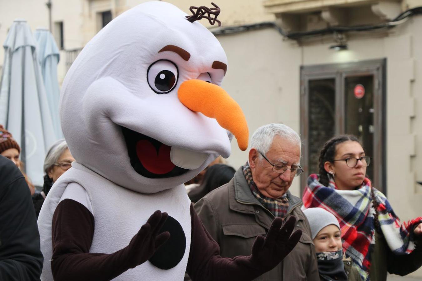 Los personajes de Frozen desfilan por las calles de la capital.